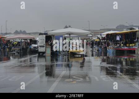 Mercato rionale comunale nel centro della città di Bergamo, Lombardia, Italia. Foto Stock