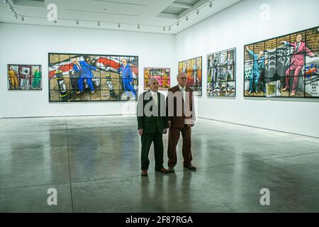WHITE CUBE LONDRA, REGNO UNITO. 12 Aprile 2021. Un'anteprima di ‘NEW NORMAL PICTURES', una mostra personale alla White Cube Gallery London, di Gilbert & George (nella foto) che riunisce 26 nuove immagini descritte dagli artisti come ‘celebrative, crazed e super-modern'. Continuando il loro ‘progresso di Pilgrim' attraverso Londra est, gli artisti catturano l'atmosfera del momento e appaiono come figure zonked tra i paesaggi urbani disorientanti. Credit: amer Ghazzal/Alamy Live News Foto Stock