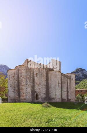 Abbazia di San Vittore alle Chiuse in comune di Genga, Marche, Italia (foto verticale) Foto Stock