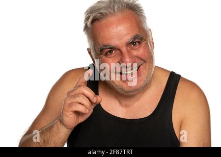 Felice uomo di mezza età non rasato con capelli grigi corti Foto Stock