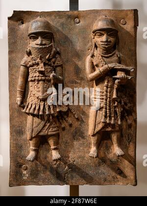 Londra. In Inghilterra. Benin bronzi sul display al British Museum di placche in ottone dalla corte reale palazzo del Regno del Benin, diciassettesimo secolo. Foto Stock