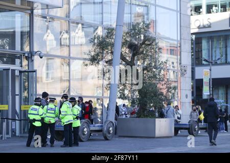 MANCHESTER, REGNO UNITO. Aprile 12 2021: Polizia fuori Selfridges come restrizioni di blocco sono revocati nel centro di Manchester lunedì 12 aprile 2021. (Credit: Pat Scaasi | MI News) Credit: MI News & Sport /Alamy Live News Foto Stock