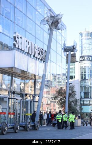 MANCHESTER, REGNO UNITO. Aprile 12 2021: Polizia fuori Selfridges come restrizioni di blocco sono revocati nel centro di Manchester lunedì 12 aprile 2021. (Credit: Pat Scaasi | MI News) Credit: MI News & Sport /Alamy Live News Foto Stock