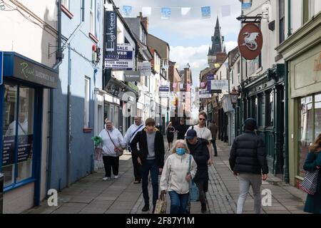 Darlington, Regno Unito. Aprile 12 2021: Gli acquirenti riempiono le strade di Darlington dopo l'ulteriore rilassamento delle regole di blocco nel Regno Unito. Credit: Jason Brown/Alamy Live News Foto Stock