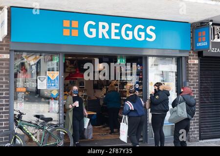 Darlington, Regno Unito. Aprile 12 2021: I clienti accodano i gregs a Darlington dopo l'ulteriore rilassamento delle regole di blocco nel Regno Unito. Credit: Jason Brown/Alamy Live News Foto Stock