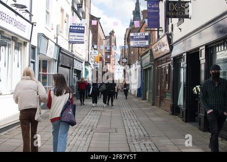 Darlington, Regno Unito. Aprile 12 2021: Gli acquirenti riempiono le strade di Darlington dopo l'ulteriore rilassamento delle regole di blocco nel Regno Unito. Credit: Jason Brown/Alamy Live News Foto Stock