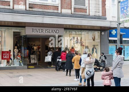 Darlington, Regno Unito. Aprile 12 2021: I clienti accodano un negozio River Island a Darlington dopo l'ulteriore rilassamento delle regole di blocco nel Regno Unito. Credit: Jason Brown/Alamy Live News Foto Stock