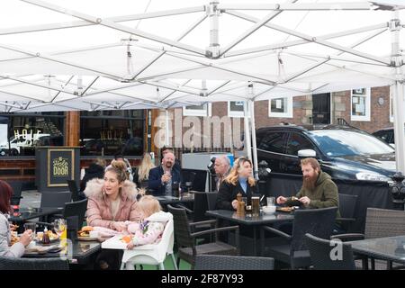 Darlington, Regno Unito. Aprile 12 2021: Le famiglie si divertono a mangiare e bere in un pub fuori zona di mangiare a Darlington dopo l'ulteriore relax delle regole di blocco nel Regno Unito. Credit: Jason Brown/Alamy Live News Foto Stock