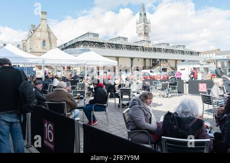 Darlington, Regno Unito. Aprile 12 2021: Le famiglie si divertono a mangiare e bere in un pub fuori zona di mangiare a Darlington dopo l'ulteriore relax delle regole di blocco nel Regno Unito. Credit: Jason Brown/Alamy Live News Foto Stock