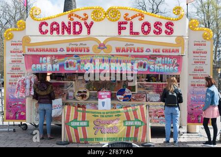 Darlington, Regno Unito. Aprile 12 2021: Il negozio Sweet and Candy Floss apre a Darlington in seguito all'ulteriore rilassamento delle regole di blocco nel Regno Unito. Credit: Jason Brown/Alamy Live News Foto Stock