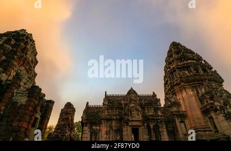 Parco storico di Phimai con cielo blu. Punto di riferimento di Nakhon Ratchasima, Thailandia. Destinazioni di viaggio. Il sito storico è antico. Antico edificio. Khmer Foto Stock