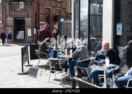 Darlington, Regno Unito. Aprile 12 2021: I clienti si siedono all'esterno di un pub a Darlington dopo l'ulteriore rilassamento delle regole di blocco nel Regno Unito. Credit: Jason Brown/Alamy Live News Foto Stock