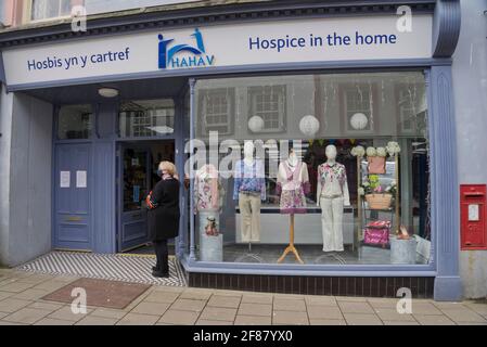 Primo giorno di riapertura di negozi di beneficenza e di altri negozi non essenziali in Galles, dopo l'ultimo blocco, con cartelli di sicurezza bilingue in gallese e inglese a causa di Coronavirus, Covid-19 pandemic, Aberystwyth, Ceredigion, Galles, UK Foto Stock