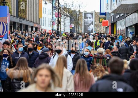 Newcastle upon Tyne, Regno Unito. 12 Aprile 2021. Northumberland Street a Newcastle Upon Tyne è trafficata e di acquirenti come negozi riaprono al pubblico come restrizioni nazionali di blocco sono attenuati a Newcastle upon Tyne, Inghilterra il 4/12/2021. (Foto di IAM Burn/News Images/Sipa USA) Credit: Sipa USA/Alamy Live News Foto Stock