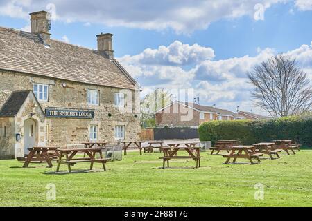 Nessun cliente nel giardino del pub Knights Lodge, Corby, Inghilterra, il 12 aprile 2021, in quanto le restrizioni di blocco sono attenuate. Foto Stock