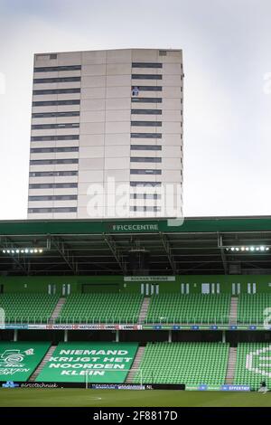 GRONINGEN, PAESI BASSI - APRILE 11: Un solitario sostenitore del FC Groningnen nell'edificio dietro lo stadio durante la partita olandese di Eredivisie tra FC Foto Stock