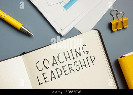 Contrassegni circa la leadership di coaching nel blocco note. Foto Stock