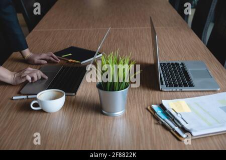 Primo piano Business Woman che usa il laptop per fare finanza matematica su scrivania in legno in ufficio e business working background, fiscale, concetto contabile. Foto Stock