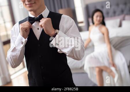 Felice giovane coppia che si vestono a casa Foto Stock