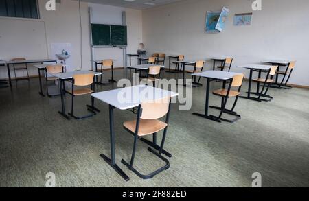 Hildesheim, Germania. 12 Aprile 2021. Le sedie si trovano in aula presso la Robert Bosch Comprehensive School di Hildesheim, dove gli esami di Abitur saranno sostenuti dall'aprile 19. Gli studenti di Abitur in Germania devono sostenere i loro esami quest'anno nonostante la pandemia di Corona, a seguito di una decisione della Conferenza dei Ministri dell'Istruzione. In bassa Sassonia, gli esami di Abitur inizieranno il 19 aprile. Credit: Julian Stratenschulte/dpa/Alamy Live News Foto Stock