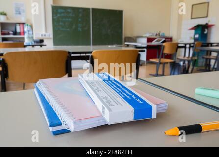 Hildesheim, Germania. 12 Aprile 2021. Un autotest Corona si trova al posto di uno studente in una classe alla Robert Bosch Comprehensive School di Hildesheim. L'avvio degli autotest obbligatori Corona per studenti e insegnanti è stato caotico secondo l'associazione di gestione delle scuole della bassa Sassonia. Credit: Julian Stratenschulte/dpa/Alamy Live News Foto Stock