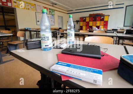 Hildesheim, Germania. 12 Aprile 2021. Un autotest Corona si trova al posto di uno studente in una classe alla Robert Bosch Comprehensive School di Hildesheim. L'avvio degli autotest obbligatori Corona per studenti e insegnanti è stato caotico secondo l'associazione di gestione delle scuole della bassa Sassonia. Credit: Julian Stratenschulte/dpa/Alamy Live News Foto Stock