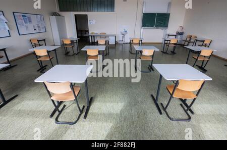 Hildesheim, Germania. 12 Aprile 2021. Le sedie si trovano in aula presso la Robert Bosch Comprehensive School di Hildesheim, dove gli esami di Abitur saranno sostenuti dall'aprile 19. Gli studenti di Abitur in Germania devono sostenere i loro esami quest'anno nonostante la pandemia di Corona, a seguito di una decisione della Conferenza dei Ministri dell'Istruzione. In bassa Sassonia, gli esami di Abitur inizieranno il 19 aprile. Credit: Julian Stratenschulte/dpa/Alamy Live News Foto Stock