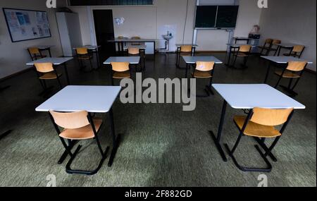 Hildesheim, Germania. 12 Aprile 2021. Le sedie si trovano in aula presso la Robert Bosch Comprehensive School di Hildesheim, dove gli esami di Abitur saranno sostenuti dall'aprile 19. Gli studenti di Abitur in Germania devono sostenere i loro esami quest'anno nonostante la pandemia di Corona, a seguito di una decisione della Conferenza dei Ministri dell'Istruzione. In bassa Sassonia, gli esami di Abitur inizieranno il 19 aprile. Credit: Julian Stratenschulte/dpa/Alamy Live News Foto Stock