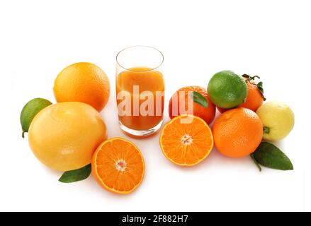 Vari agrumi e un bicchiere di succo fresco, rinfrescante bevanda sana, isolato su sfondo bianco Foto Stock