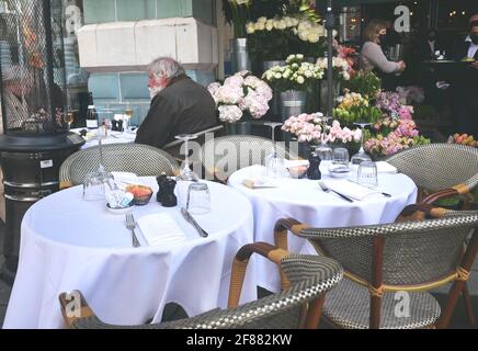 Londra, Regno Unito. 12 Aprile 2021. I ristoranti a Chelsea fanno un commercio brespo sul primo servizio di pranzo dal blocco. Credit: Brian Minkoff/Alamy Live News Foto Stock