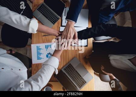 Primo piano: Panoramica della partnership aziendale che mette insieme le mani. Lavoro di squadra e concetto di unità. Foto Stock