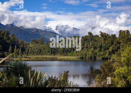 Vista panoramica del lago Mapourika in Nuova Zelanda Foto Stock