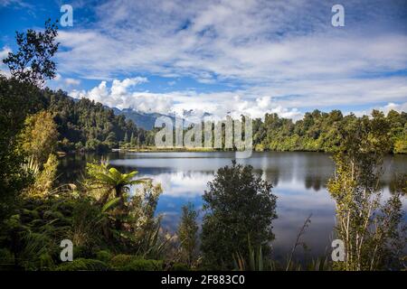 Vista panoramica del lago Mapourika in Nuova Zelanda Foto Stock