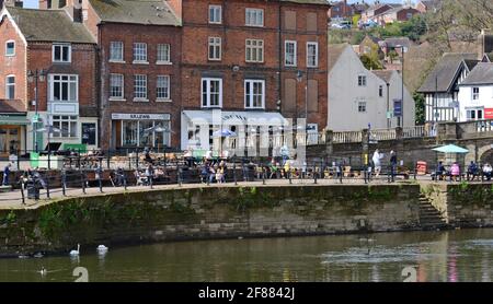 Bewdley, Worcestershire, Regno Unito. 12 Aprile 2021. La gente gode di un drink all'aperto sotto il sole primaverile vicino al fiume Severn nella storica città di Bewdley, mentre pub e caffè riaprono per il commercio all'aperto dopo il blocco nazionale di Covid. G.P. Essex/Alamy Live News Credit: G.P.Essex/Alamy Live News Foto Stock