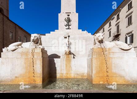 Ammira la famosa fontana dell'obelisco sulla piazza (Piazza Federico II) nella città di Jesi. Marche, Italia Foto Stock