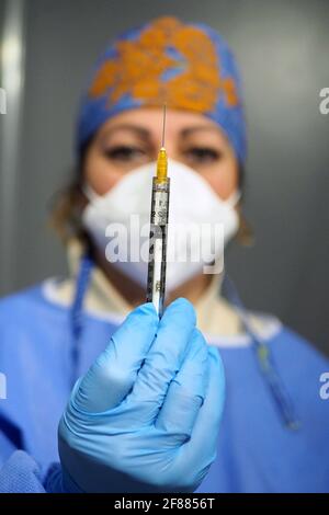 Italia, Regione Toscana, Arezzo, 11 aprile 2021 : emergenza Covid-19, campagna di vaccinazione per oltre 80 anni, nella foto la preparazione degli anti-Covi Foto Stock