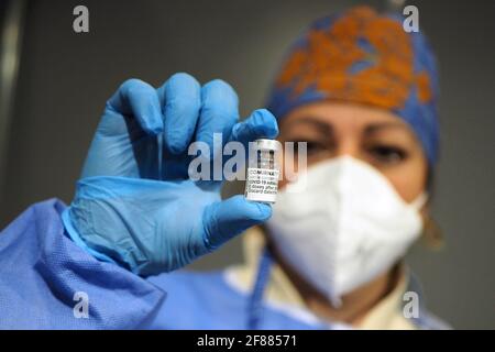 Italia, Regione Toscana, Arezzo, 11 aprile 2021 : emergenza Covid-19, campagna di vaccinazione per oltre 80 anni, nella foto la preparazione degli anti-Covi Foto Stock