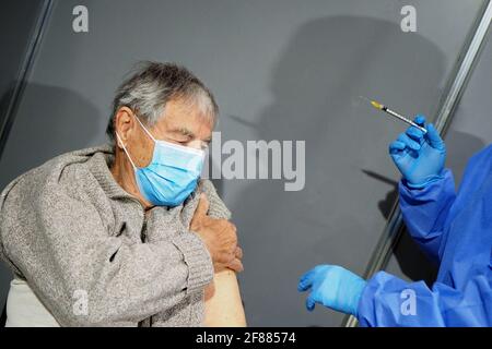 Italia, Regione Toscana, Arezzo, 11 aprile 2021 : Covid-19 emergenza, campagna di vaccinazione per oltre 80 anni, nella foto il medico amministra l'anti- Foto Stock