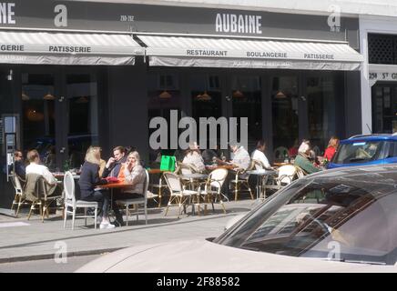 Londra, Regno Unito. 12 Aprile 2021. I ristoranti a Chelsea fanno un commercio brespo sul primo servizio di pranzo dal blocco. Credit: Brian Minkoff/Alamy Live News Foto Stock
