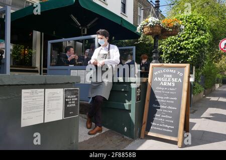 Londra, Regno Unito. 12 Aprile 2021. I ristoranti a Chelsea fanno un commercio brespo sul primo servizio di pranzo dal blocco. Credit: Brian Minkoff/Alamy Live News Foto Stock