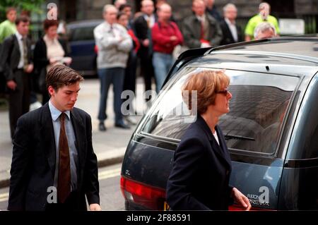 I MEMBRI DELLA FAMIGLIA JONATHAN AITKEN IN ARRIVO IL 1999 GIUGNO IN TRIBUNALE A. IL VECCHIO BAILEY PER LA CONDANNA PER ACCUSE DI PEERJURY E. PERVERTIRE IL CORSO DELLA GIUSTIZIA Foto Stock