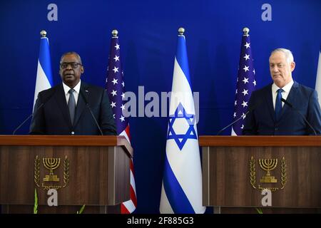 TEL AVIV, Israele. 12 aprile 2021 il Segretario della Difesa degli Stati Uniti Lloyd Austin (L) e il Ministro della Difesa israeliano Benny Gantz partecipano ad una conferenza stampa a TEL AVIV, Israele. Israele il 11 aprile 2021. Il Segretario della Difesa degli Stati Uniti Lloyd Austin ha iniziato una visita di due giorni in Israele domenica, nella prima visita ufficiale di un funzionario statunitense dall'inaugurazione del Presidente Joe Biden in gennaio. (Gideon Markowicz/JINI via Xinhua) Credit: Xinhua/Alamy Live News Foto Stock
