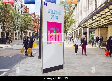 Londra, Regno Unito. 12 aprile 2021. Un cartello Welcome Back fuori Selfridges su Oxford Street. Negozi, ristoranti, bar e altre aziende hanno riaperto oggi dopo quasi quattro mesi, mentre le ulteriori regole di blocco sono rilassate in Inghilterra. Credit: Vuk Valcic/Alamy Live News Foto Stock