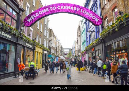 Londra, Regno Unito. 12 aprile 2021. Una trafficata Carnaby Street il primo giorno di riapertura dei negozi. Negozi, ristoranti, bar e altre aziende hanno riaperto oggi dopo quasi quattro mesi, mentre le ulteriori regole di blocco sono rilassate in Inghilterra. Credit: Vuk Valcic/Alamy Live News Foto Stock