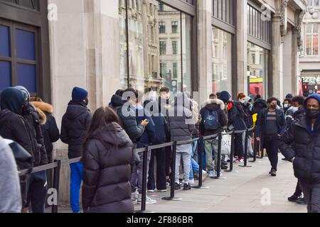 Londra, Regno Unito. 12 aprile 2021. I clienti si accodano fuori dal negozio Nike di Oxford Circus. Negozi, ristoranti, bar e altre aziende hanno riaperto oggi dopo quasi quattro mesi, mentre le ulteriori regole di blocco sono rilassate in Inghilterra. Credit: Vuk Valcic/Alamy Live News Foto Stock