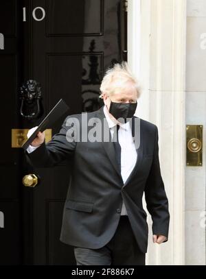 Londra, Inghilterra, Regno Unito. 12 Aprile 2021. Il primo ministro britannico BORIS JOHNSON con un taglio di capelli fresco e maschera nera e cravatta lascia 10 Downing Street prima della sessione in onore del principe Filippo nella Camera dei Comuni. Credit: Tayfun Salci/ZUMA Wire/Alamy Live News Foto Stock