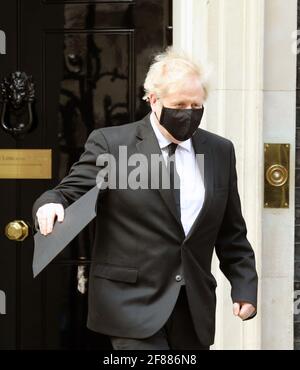 Londra, Inghilterra, Regno Unito. 12 Aprile 2021. Il primo ministro britannico BORIS JOHNSON con un taglio di capelli fresco e maschera nera e cravatta lascia 10 Downing Street prima della sessione in onore del principe Filippo nella Camera dei Comuni. Credit: Tayfun Salci/ZUMA Wire/Alamy Live News Foto Stock
