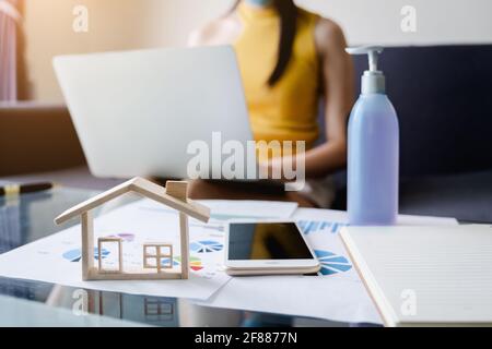 Giovane proprietario freelance di start up conferma l'ordine dal cliente a casa ufficio, Small Business imprenditore PMI, spedizione shopping online. Messa a fuoco selettiva. Foto Stock