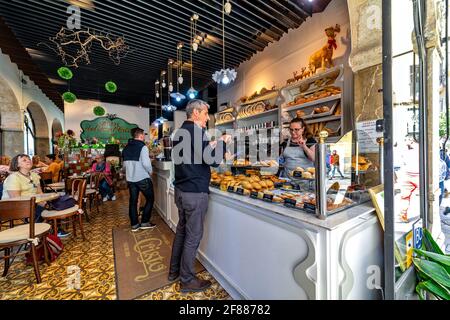 Persone all'interno del forno del Santo Cristo - famosa panetteria nel centro storico di Palma di Maiorca, Spagna. Foto Stock