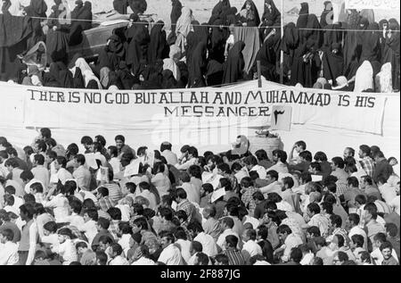 Donne e bambini che protestano contro Shah Mohammad Reza Pahlavi a Teheran, Iran, 06 settembre 1978. I leader religiosi in Iran hanno una forte presa sulle masse. Nella foto i manifestanti in preghiera sotto una bandiera con il credo islamico in inglese, non c'è dio, ma Allah e Muhammad è il suo profeta. Foto: Stig A Nilsson / DN / TT / code 43 Foto Stock